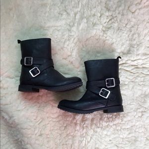 Gap black boots